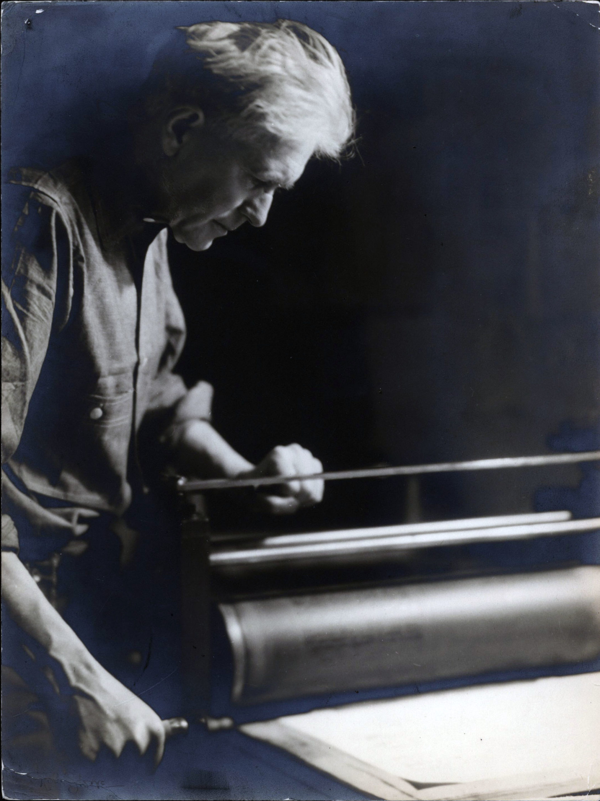 Farwell working at his lithograph press (1938). Farwell working at his lithograph press (1938).