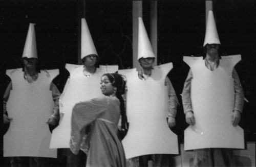 R1170-32A Isabella with four of the Eunuchs.