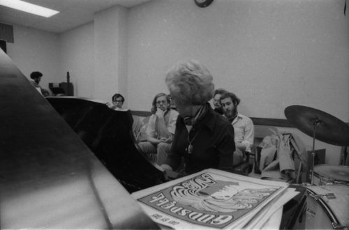 R1593-28 Marian McPartland working with Eastman students on piano improvisation.