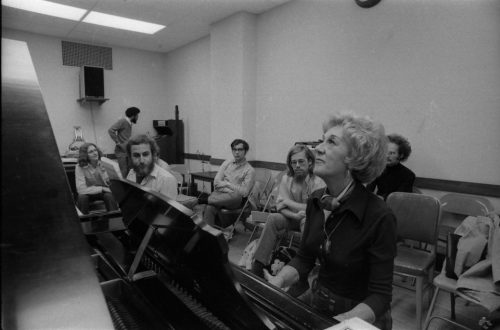 Marian McPartland working with Eastman students on piano improvisation.