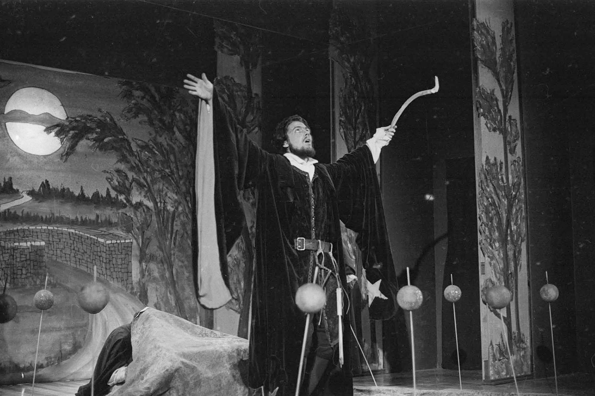 R2249-8 In Act II, scene ii, Rattletrap is here seen by the Stone Bridge, the place where the pirates’ treasure is allegedly buried. A supposed conjurer, he spouts gibberish Latin-like phrases in the manner of casting spells.