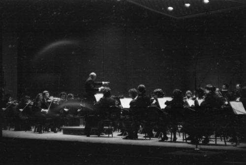 R3583-26 The Eastman Philharmonia performs under Sir Georg Solti’s direction in the Eastman Theater on April 7th, 1987.