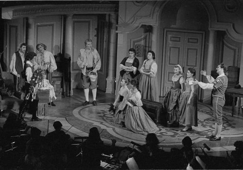 R3842-22 Photos of the Figaro cast members shot on November 2nd, 1989.