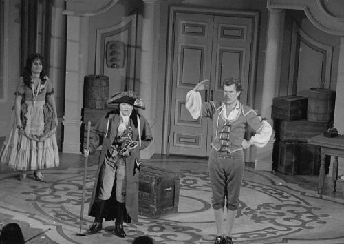 R3842-27 Photos of the Figaro cast members shot on November 2nd, 1989.