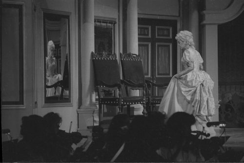 R3843-28 Photos of the Figaro cast members shot on November 2nd, 1989.