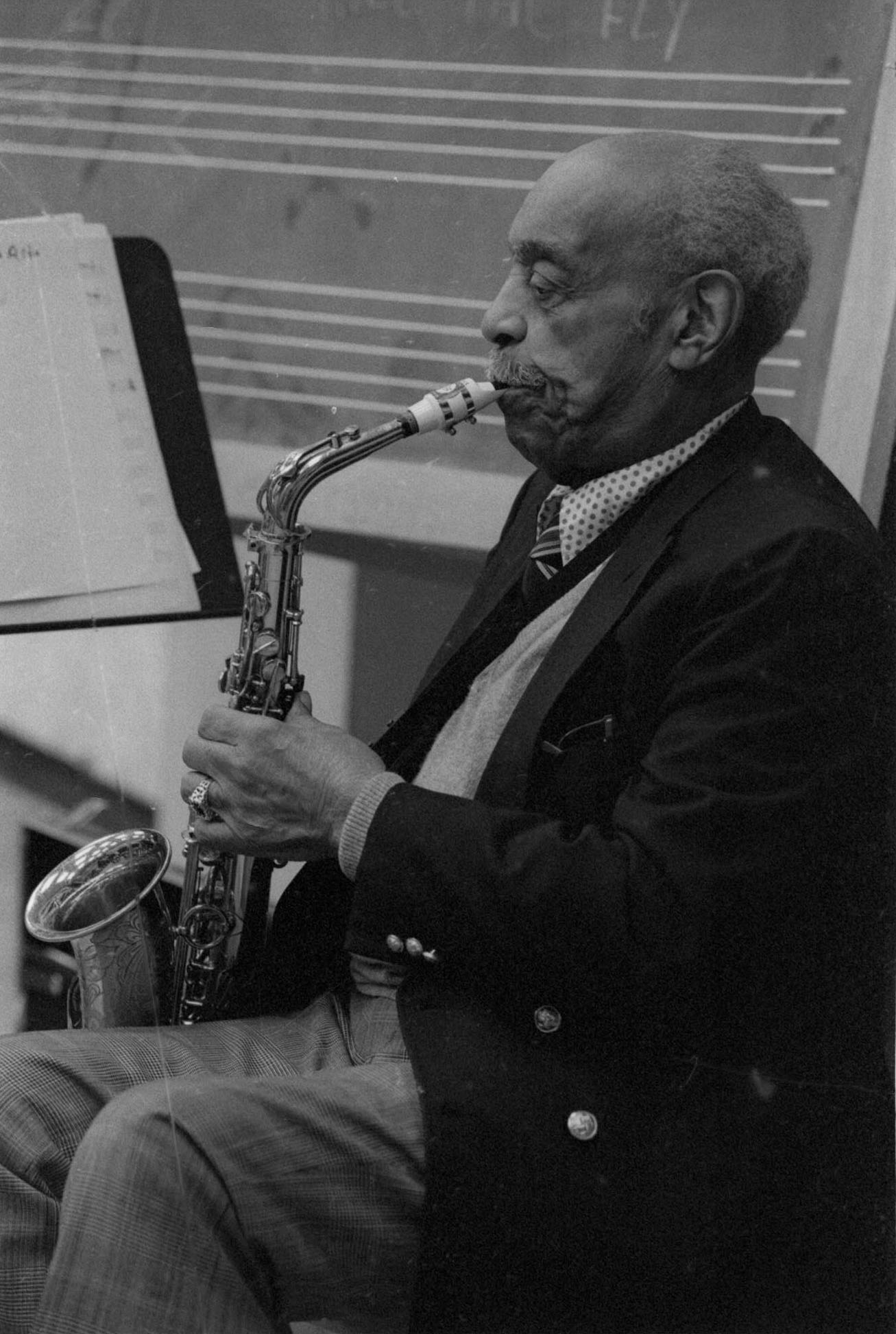Benny Carter, visiting guest artist, during rehearsal in Room 120 (today the Ray Wright Room) at the Eastman School of Music on October 17th, 1996. Photo by Louis Ouzer.