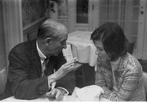 R766-26A with low BL José Echániz in conversation with young people, these presumably his students.