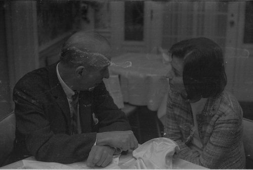 R766-27A with low BL José Echániz in conversation with young people, these presumably his students.