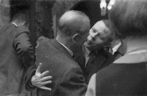R766-6A with low BL José Echániz surrounded by friends and well-wishes at the dinner commemorating his quarter-century on the Eastman faculty.