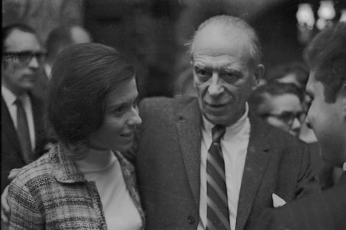 R766-unknown 5 with low BL José Echániz in conversation with young people, these presumably his students.