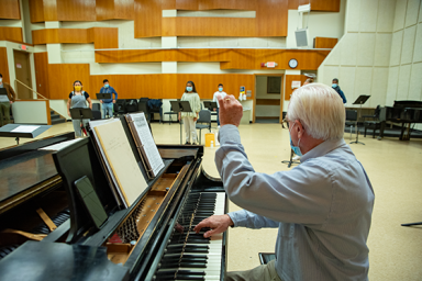 Bill Weinert conducting Choral Class