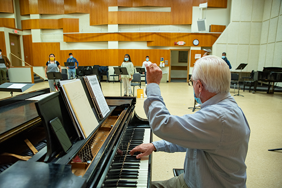Bill Weinert conducting Choral Class