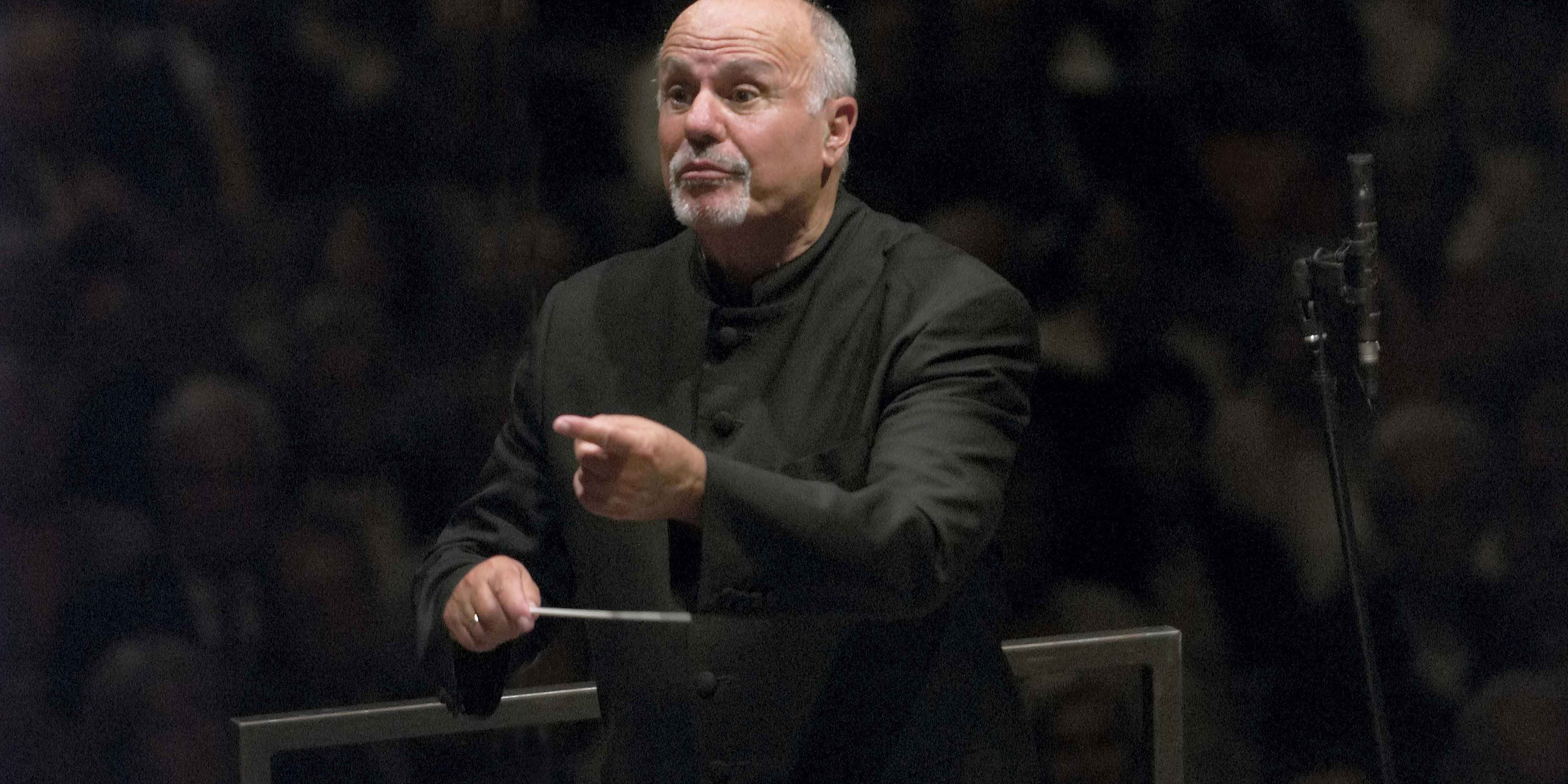 Conductor David Zinman stands at the podium.