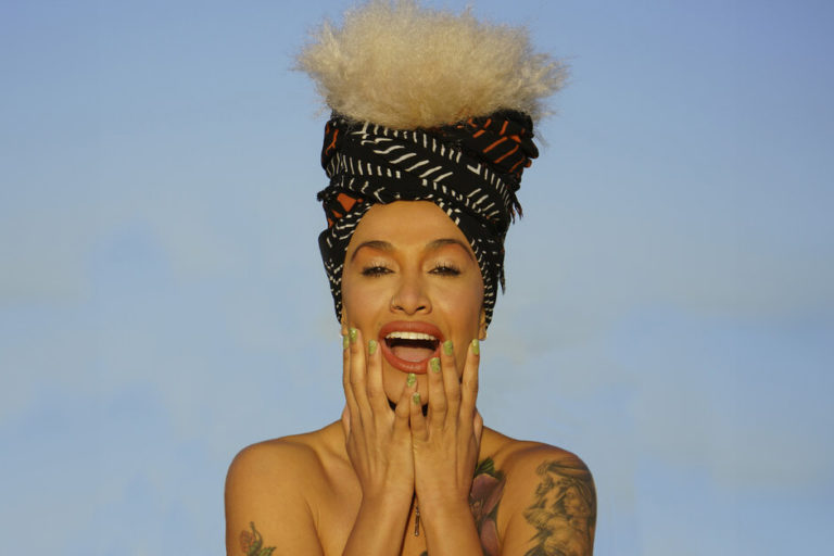 Lady Blackbird photo