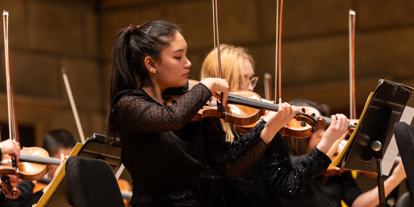Violin players onstarge